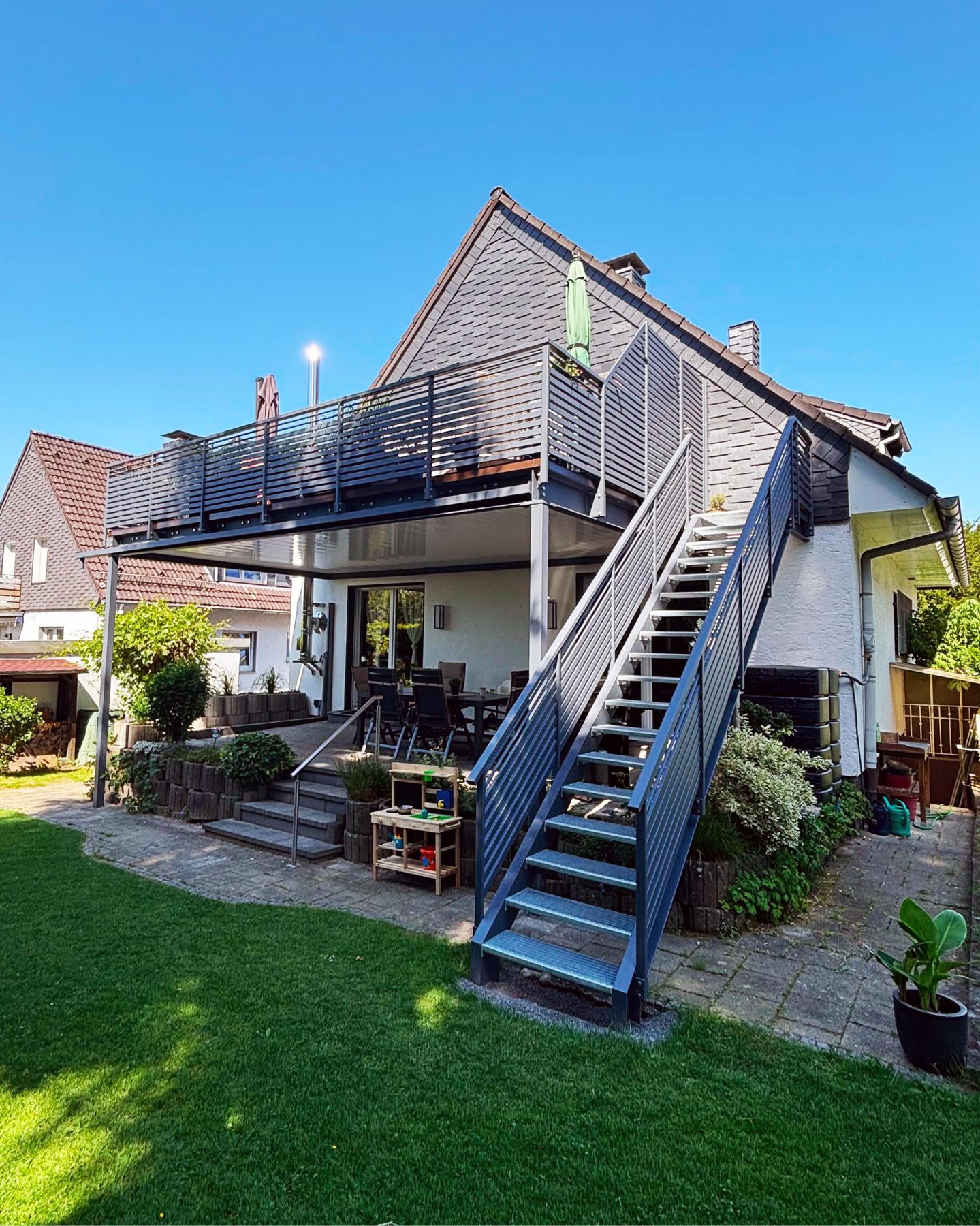 Anbaubalkon mit Stahltreppe – Bild 2