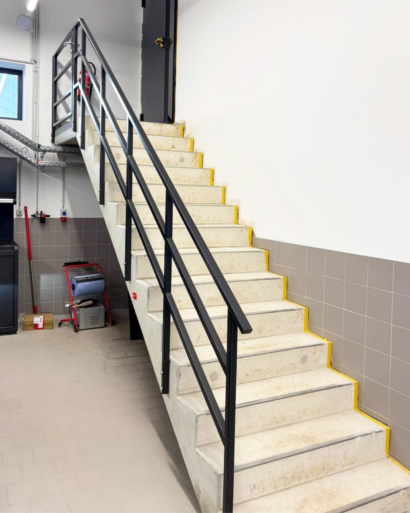 Stahlgeländer in Gewerbehalle